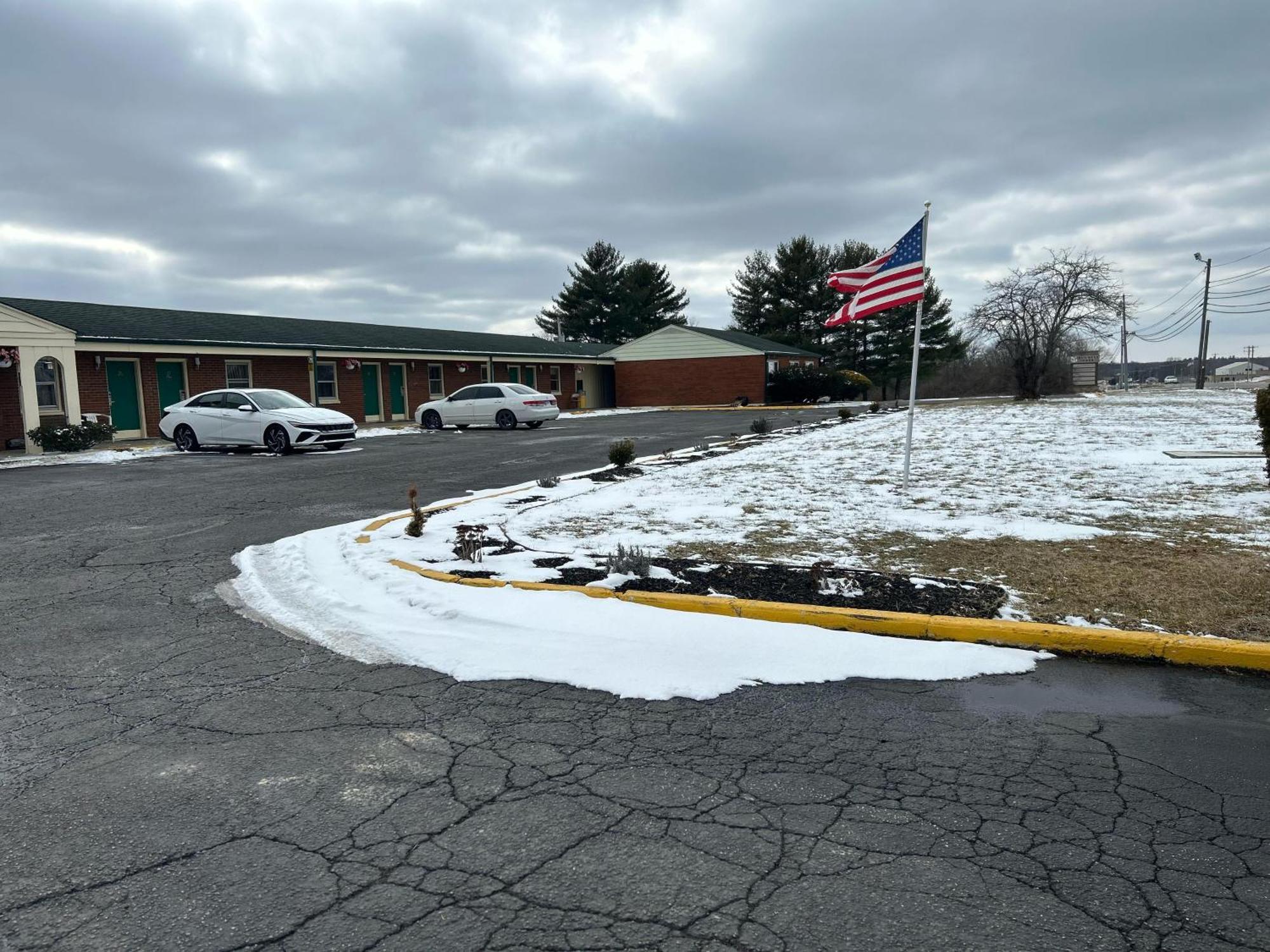 Hillcrest Motel By Oyo Aurora Near Lawrenceburg Экстерьер фото
